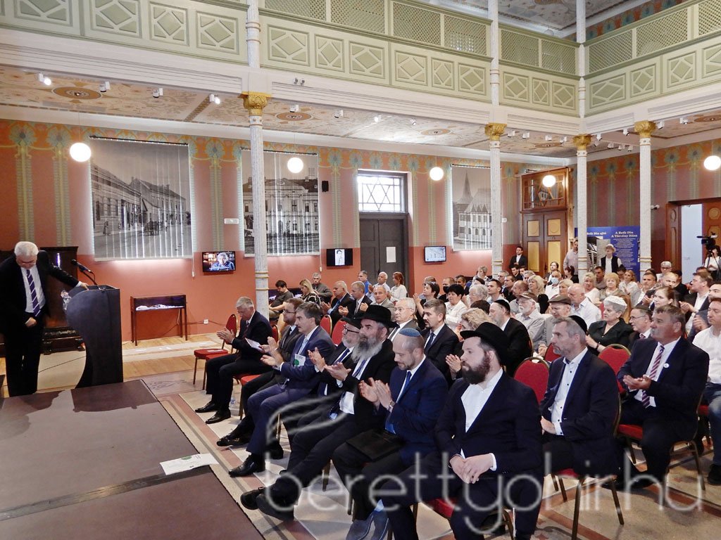 Átadták a felújított zsinagógát 35